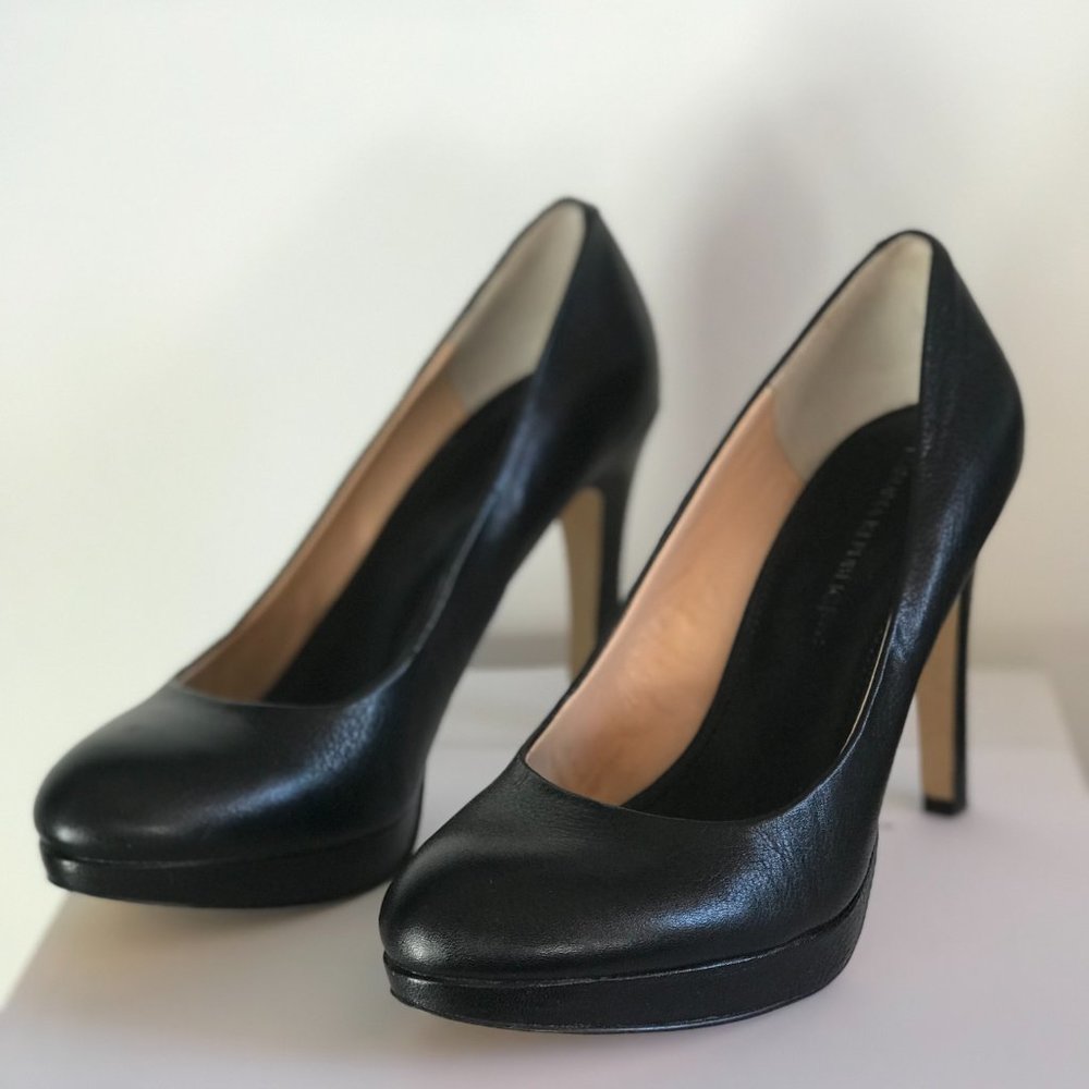 Banana Republic Classic Black Leather Pumps Heels Rounded Toe Size 8